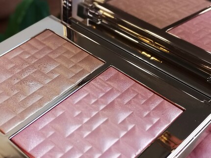 Also a feast for the eyes from the inside and the outside: «Bare Glow» on the left and «Opal Glow» on the right.