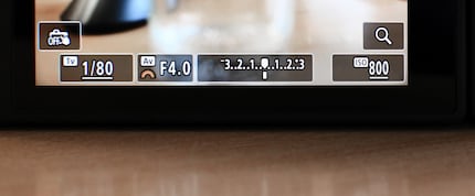 Der Fv-Modus. Die Längsstriche unter einem Wert zeigen an, dass diese Grösse automatisch ermittelt wird. Hier ist die Zeit und die ISO auf Auto gestellt, daher entspricht dies dem Av-Modus.