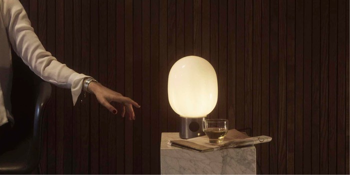 L'illuminazione atmosferica deve essere abile. Immagine: Menu, lampada da tavolo "JWDA