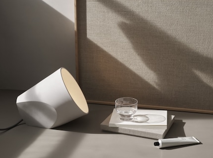 Una lampada da tavolo e da terra come «On the Edge» di Menu è adatta se vuoi creare atmosfera. Immagine: Menu