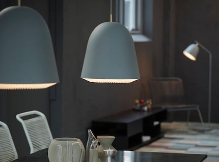 Il modo migliore per determinare la distanza tra il tavolo e la lampada è sedersi e fare delle prove. Immagine: Le Klint, lampada a sospensione «Caché»