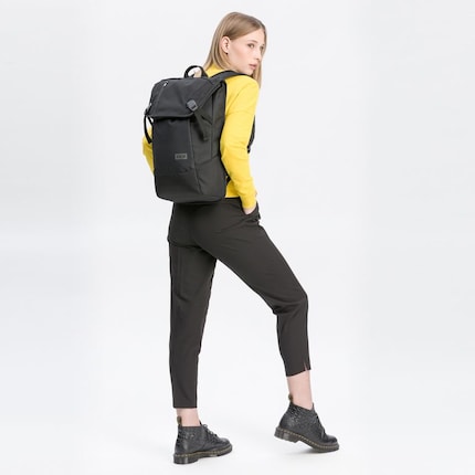 The «Daypack» can be transformed from 18 litres into a green and smart bag in two easy steps...
