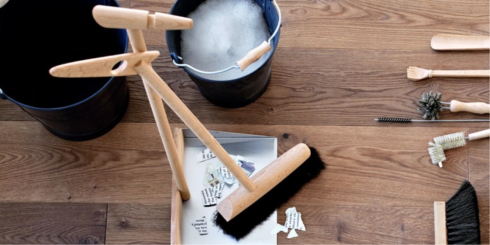 Stable et inoxydable: cet ensemble balai et pelle se singularise par des matériaux naturels et des brosses artisanales. Photo: Redecker