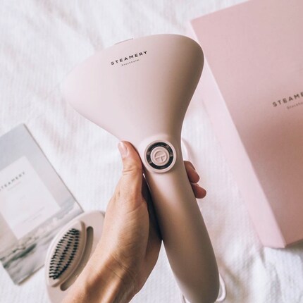 Cirrus fits well in the hand and has thought of everything: A removable textile brush included means you can smooth silk and wool, for example. Photo: Steamery