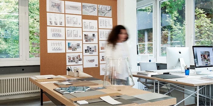 Die Zürcher Innenarchitektin in ihrem Studio, das auf Corporate Architecture, Innenarchitektur und Design spezialisiert ist. Bild: ⓒ Catherine Gailloud Die Zürcher Innenarchitektin in ihrem Studio, das auf Corporate Architecture, Innenarchitektur und Design spezialisiert ist. Bild: ⓒ Catherine Gailloud