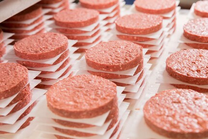 Kaum zu unterscheiden: Der Burger in seiner Rohform