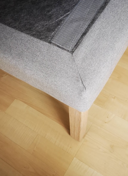 Le revêtement du matelas et du coussin s'enlève grâce à un système de fermeture éclair.