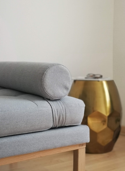 De jolies rondeurs: le traversin est compris avec la méridienne.