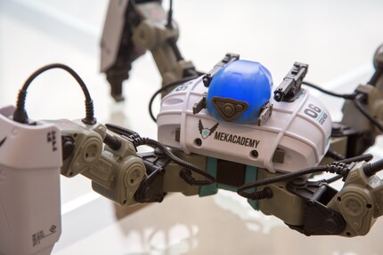 Mekamon in Angriffsstellung.