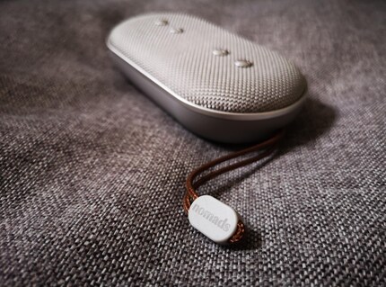 Veredelt durch einen Lederriemen zum Tragen und Aufhängen.