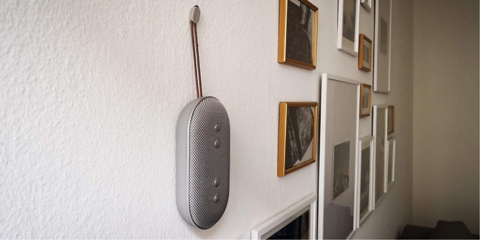 Kaum zu erkennen: Der Lautsprecher reiht sich unauffällig in meine Bilderwand ein. Kaum zu erkennen: Der Lautsprecher reiht sich unauffällig in meine Bilderwand ein.