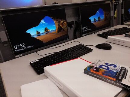 Unser Arbeitsplatz ist gut ausgestattet.