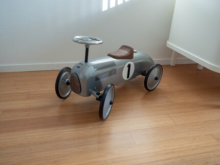 Sorgsam platziertes Rutschauto für den kindlichen Touch.