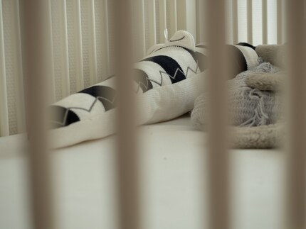 Kuschelfaktor dank dezenten Plüschtierchen und Kissen.