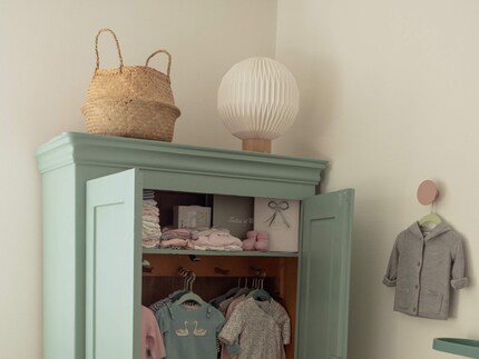 Indirekte Beleuchtung auf dem Schrank.