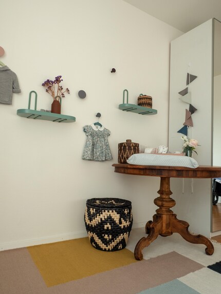 Altes Erbstück der Oma dient als Wickeltisch.