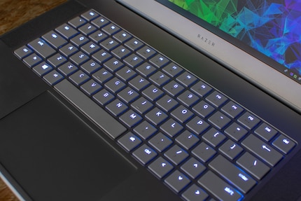 Il grande touchpad ricorda in qualche modo quello di un altro produttore che vende anche dispositivi troppo costosi.