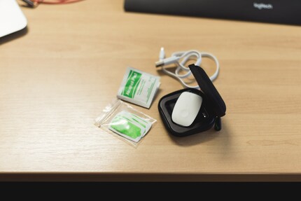 Klebestreifen, Alkohol-Pads und der Upright Go. Alles da, ab in den Nacken damit.