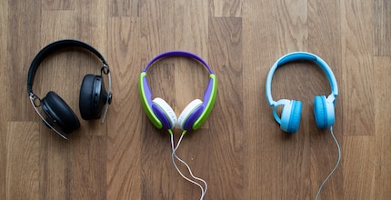 Grössenvergleich v.l.n.r.: Sennheiser Momentum 2, JVC HA-KD5, JBL Junior JR300, alle mit eingezogenem Bügel