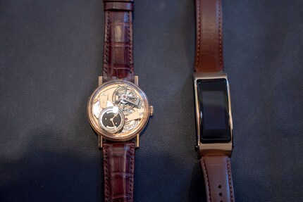 Due oggetti: Un'opera d'arte e un Talkband B5