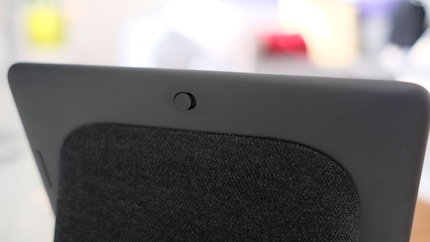 Sul retro c'è l'interruttore per accendere o spegnere il microfono.