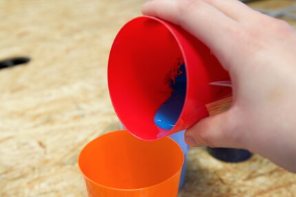 Diese werden alle zusammen in einen Becher geleert.