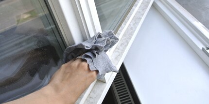Les cadres et les rebords des fenêtres doivent également être nettoyés.