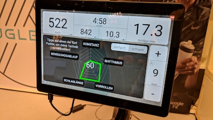 Noch weit weg vom perfekten Fünfeck: Der Virtual Coach gibt in Echtzeit Feedback.