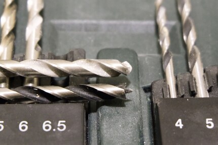 Zur Veranschaulichung: Hinten Metall-, vorne Holzbohrer.