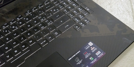 Eine Seite kommt im Camouflage- und eine im Carbon-Look.