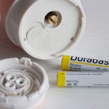 Die AAA-Batterien musst du selbst besorgen.