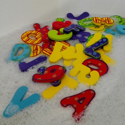 Diese Buchstaben haften an der Badewanne.