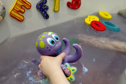 La nostra Tinti nuota nell'acqua viola chiamata Traumfahrer di Kneipp.