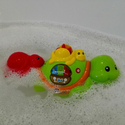 Musizierendes Spielzeug, das die Wassertemperatur erkennt.