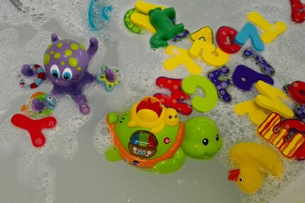 Grande divertimento nell'apprendimento grazie alle diverse funzioni, forme e colori del giocattolo per la vasca da bagno.