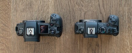 La poignée grip est plus petite que sur l'EOS R (à gauche), et on le remarque d'emblée.