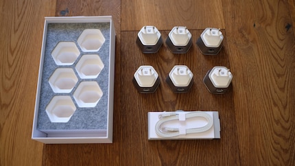 Un paquet contient six pods avec un câble réseau. 