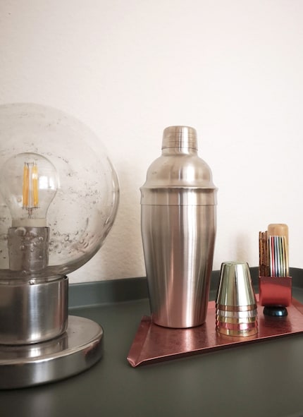 Mixe Vintage-Accessoires und Möbel mit Neuerscheinungen. Das sorgt für einen Knick in der Optik, der dein Interior unverkennbar macht und vom Katalog-Look unterscheidet.
