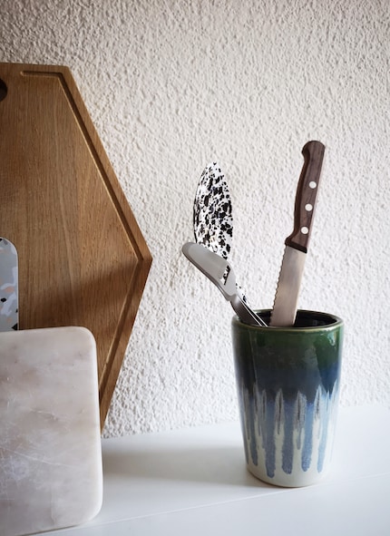 Nimm die Dinge in einem anderen Licht wahr und wähle beispielsweise eine Vase als Alternative zum Küchenutensilienhalter aus Plastik.