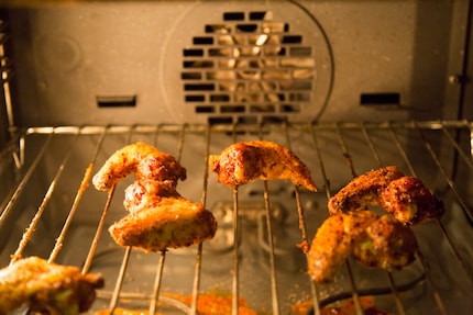 Nettoyage en vue: j'ai oublié de glisser une plaque couverte de papier aluminium sous mes wings. Voilà à quoi ressemble mon four maintenant.