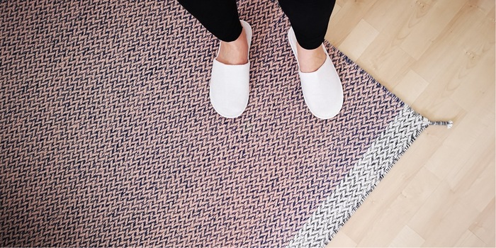 Ply è realizzato in lana neozelandese che viene tinta e tessuta a mano. Ply è realizzato in lana neozelandese che viene tinta e tessuta a mano.