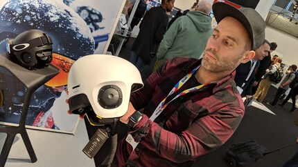 Prüfender Blick: Javier Bertani mit dem Soundshield.