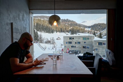 Voilà. Manuel obtient le grand lit. Je boude, malgré une vue grandiose.