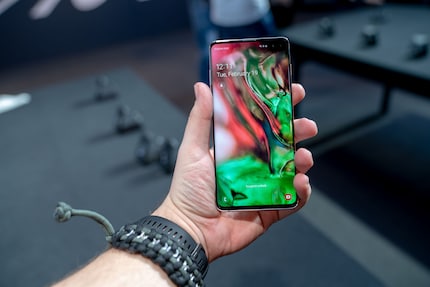 The S10+ is easy to hold and sits comfortably in your hand in spite of its 6.4-inch screen diagonal.