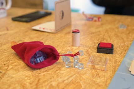 Les pierres de faveurs se trouvent dans un petit sac rouge.