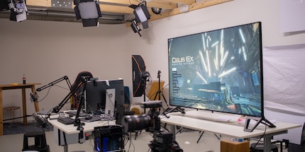 Es muss schon ein grösserer Sitzabstand als zu einem herkömmlichen Monitor sein.