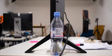 Der Monitor ist verhältnismässig tief.