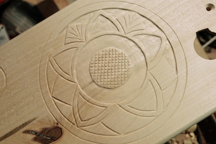 Eine Mischuns aus Kerb- und Reliefschnitzen.