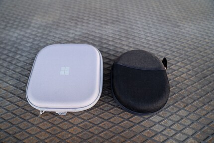 Le Sony XM3 nel loro case e le Surface, una accanto all’altra