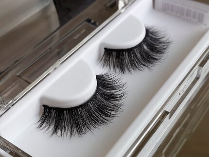 Wimpern mit einem dicken, starren Band eignen sich für Fortgeschrittene.